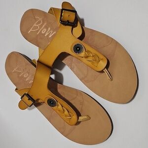 Blowfish Malibu Women’s Adjustable Strap Thong Sanda size 7.5 mustard